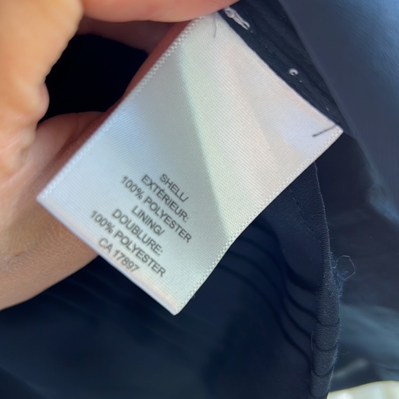 Banana Republic - size 8 - navy sleeveless blouse perfect for work! - Picture 4 of 4